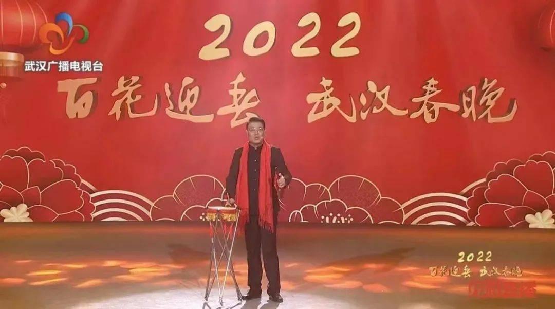 全家福里的男主人紧闭双眼，一张异样的照片，定格英雄的伟大